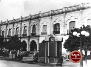 Recova neoitaliazante sobre calle Mitre, en la Plaza 9 de Julio y el viejo kiosco que hoy se encuentra en Belgrano y Sarmiento.